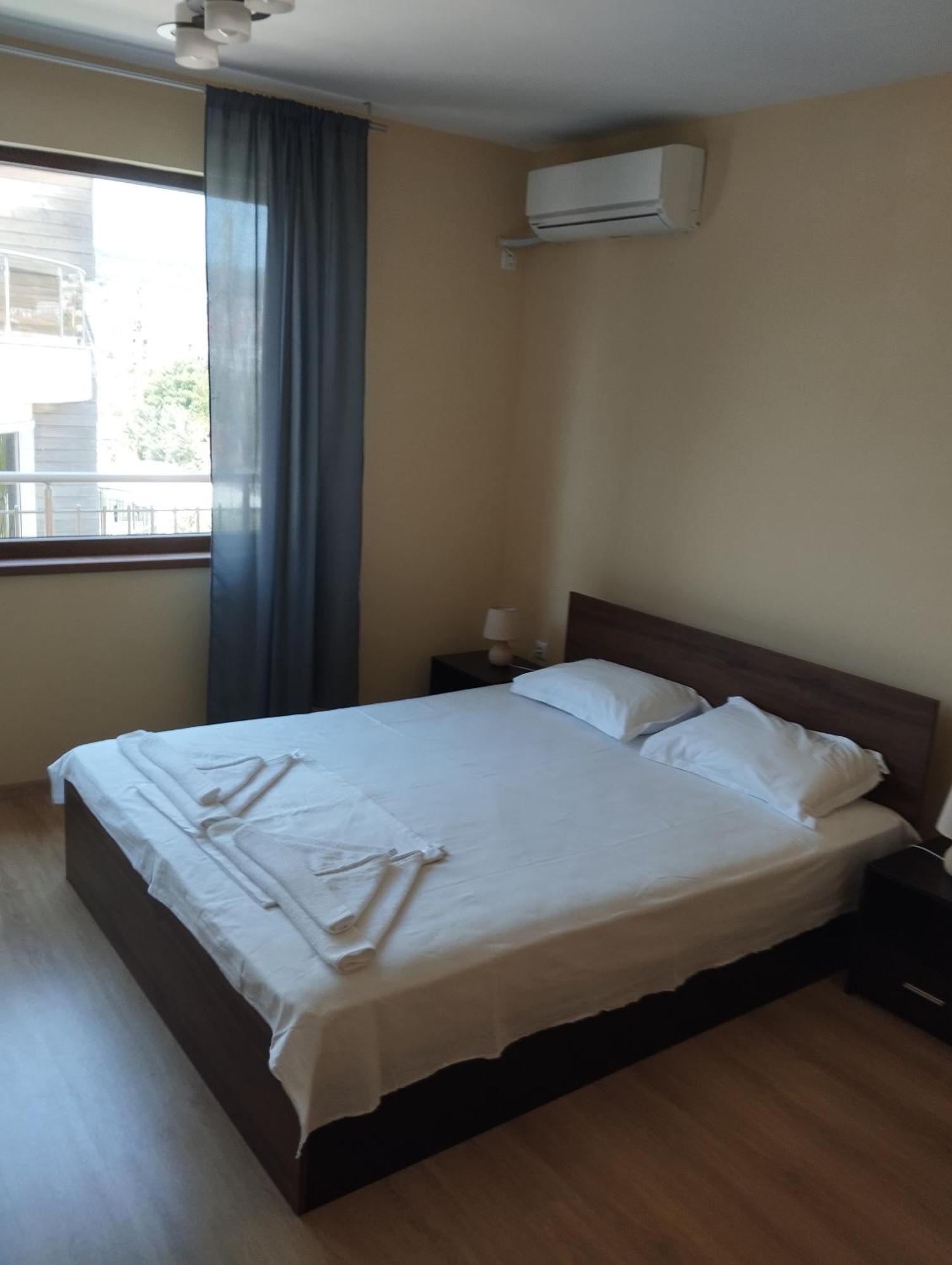 Alfa Guest Rooms With Parking Varna Exterior photo