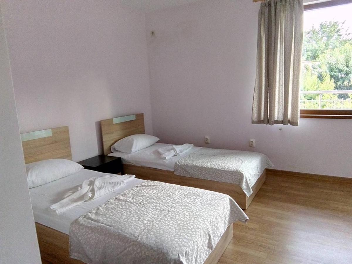 Alfa Guest Rooms With Parking Varna Exterior photo